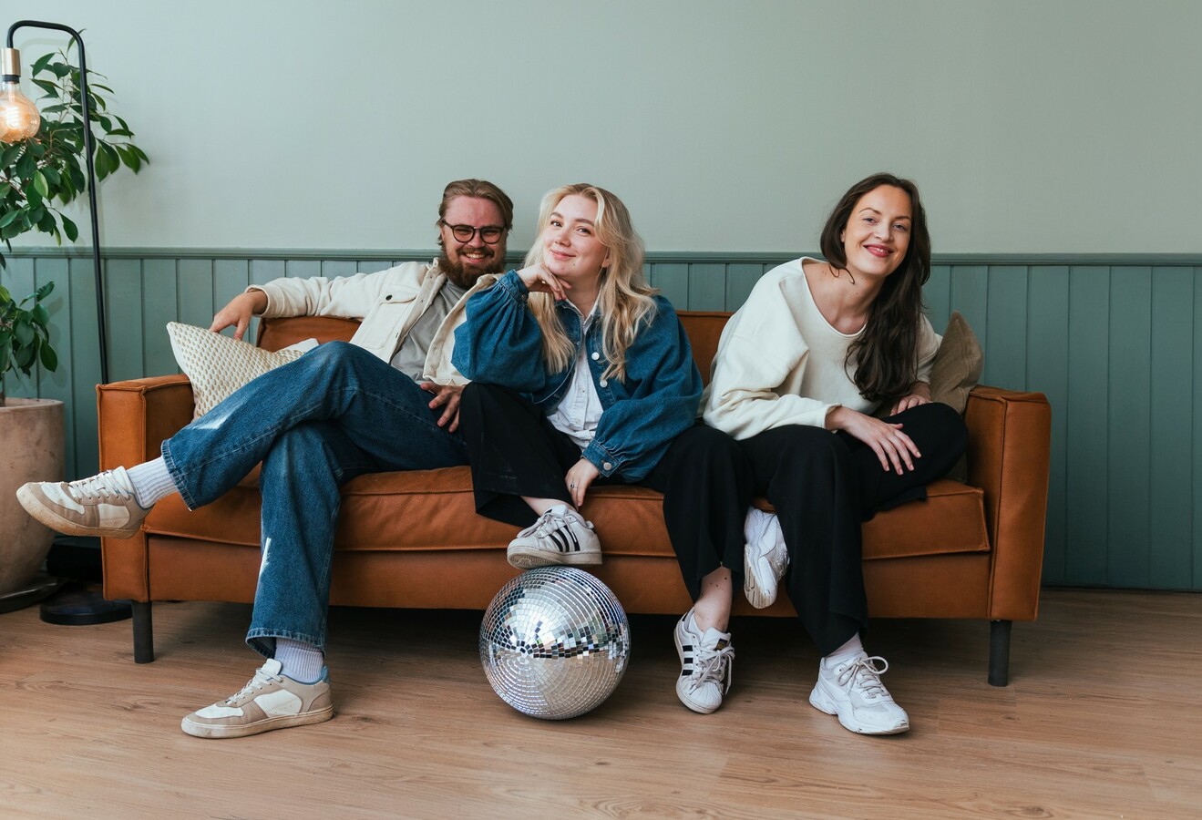 Folk i sofa