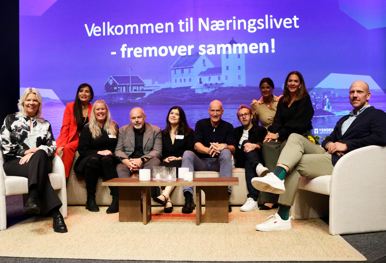 Folk i sofa