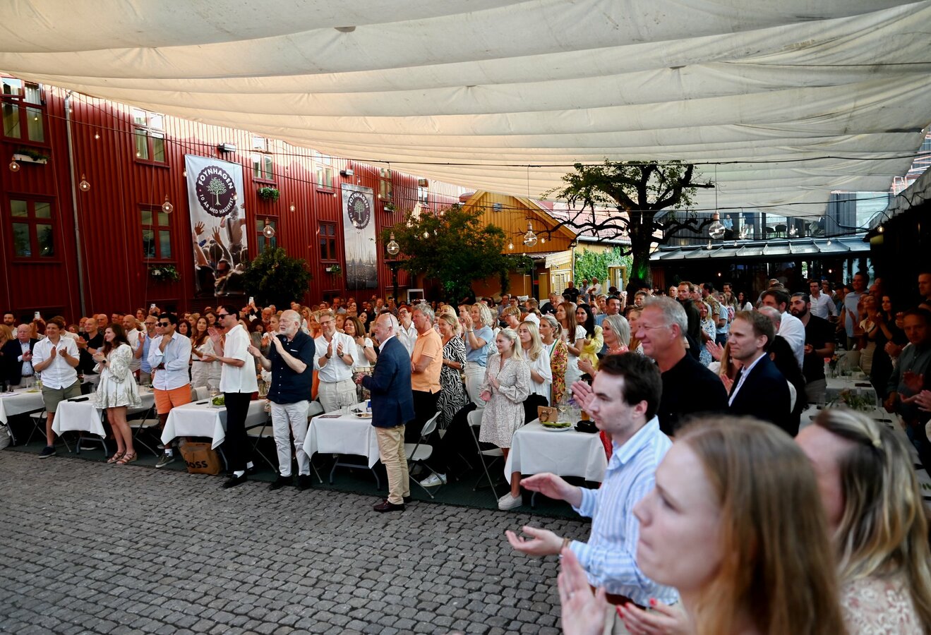 Full hage av glade folk